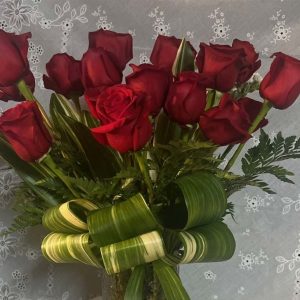 red-roses-with-a-bow